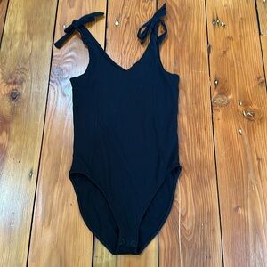 Old Navy black ribbed bodysuit. Size m never worn